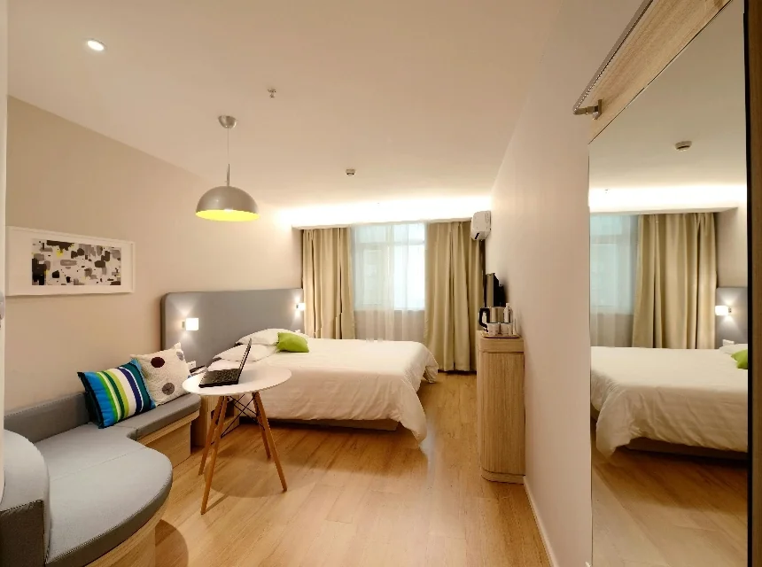 chalets, casas y terrenos-dormitorio muy amplio que incluye un sofá y espacio de trabajo con luces cálidas-Ferro Properties@2x