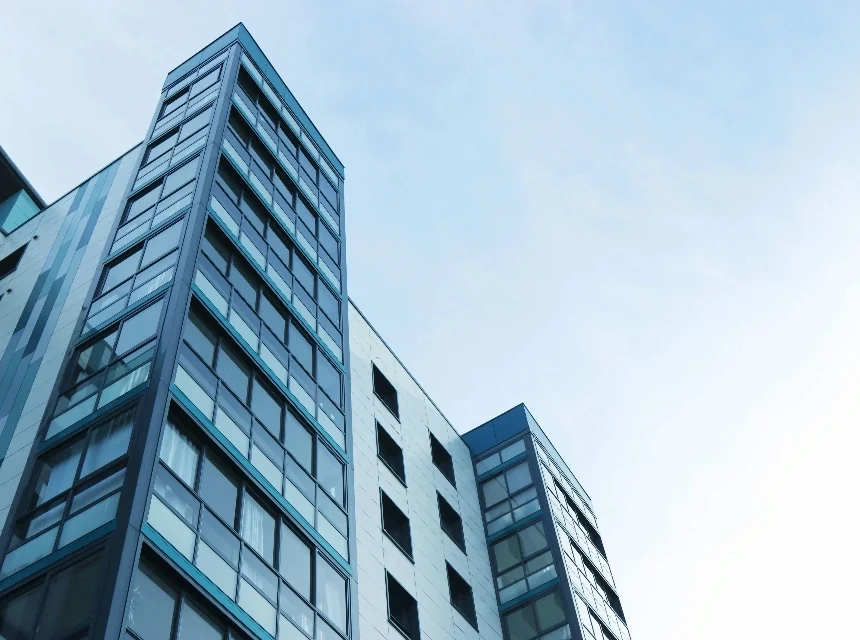 mayor visibilidad, más opciones-Edificio moderno exterio- conexión nacional-Ferro Properties@2x